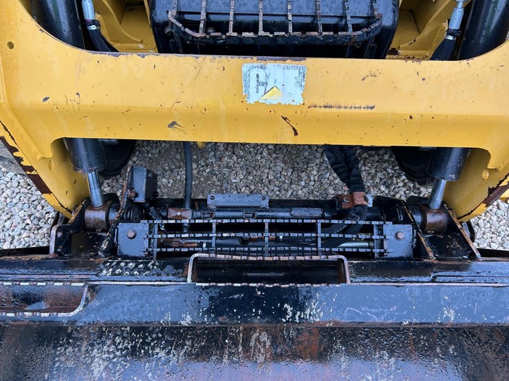 2019-caterpillar-232d-image-10