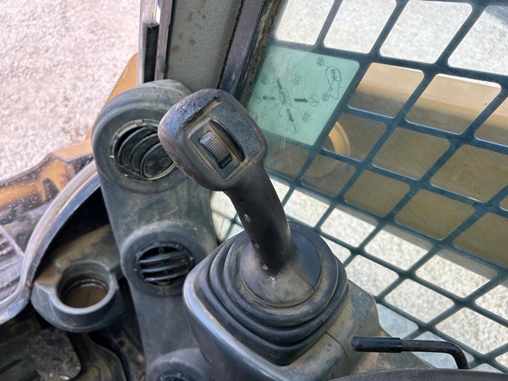 2017-caterpillar-259d-image-24