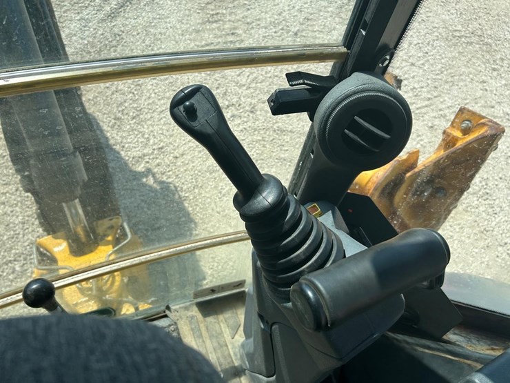 2020-deere-310l-image-27