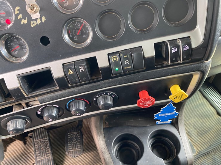 2015-kenworth-t800-image-43