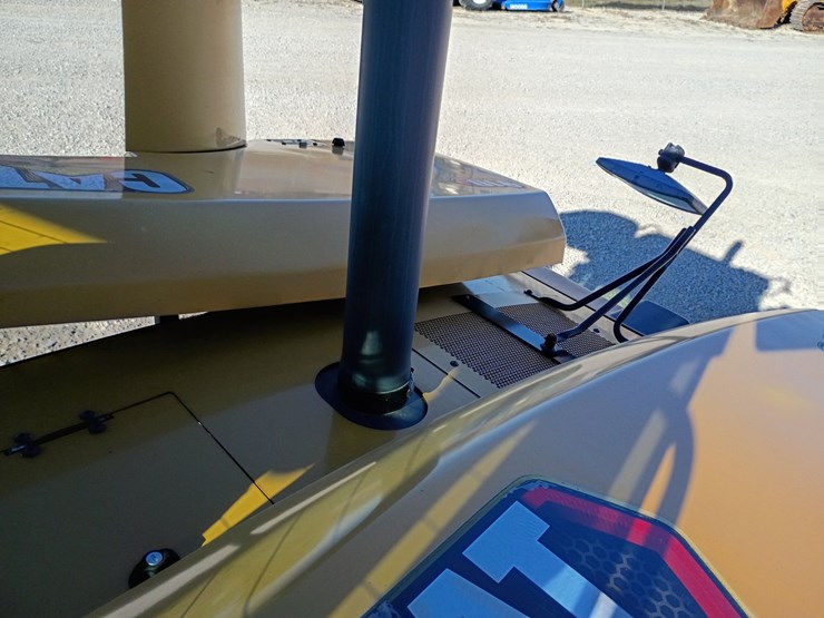 2023-caterpillar-910-image-89