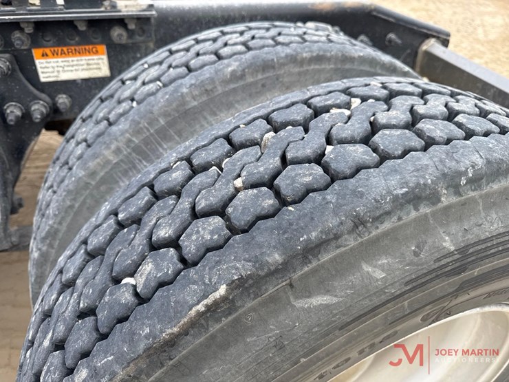 2015-freightliner-day-cab-truck-tractor-image-9