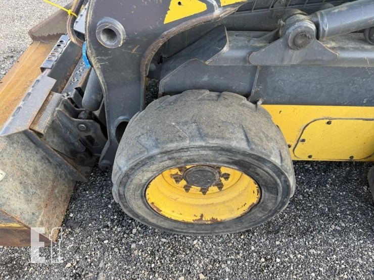 2016-new-holland-l220-image-7