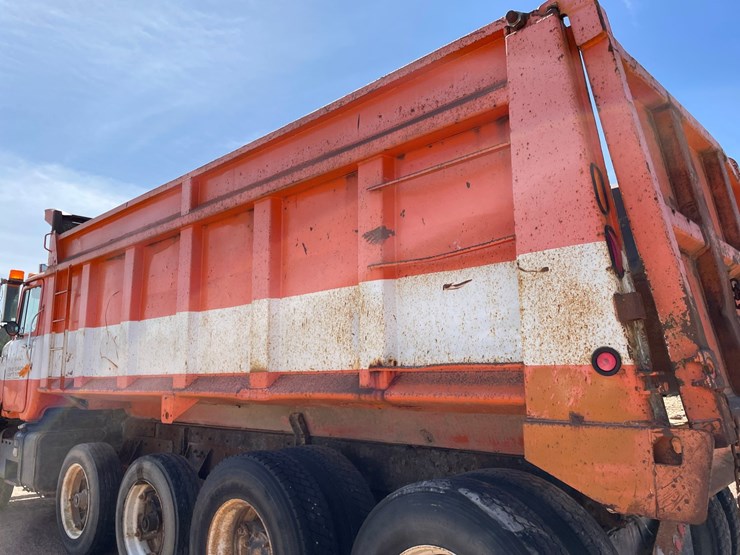 1992-mack-dm690s-image-11