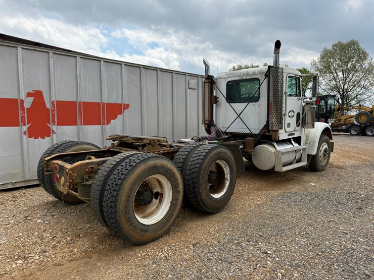 1998-freightliner-108sd-plus-image-3