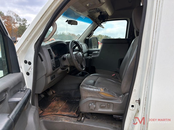 2013-nissan-nv3500hd-image-14