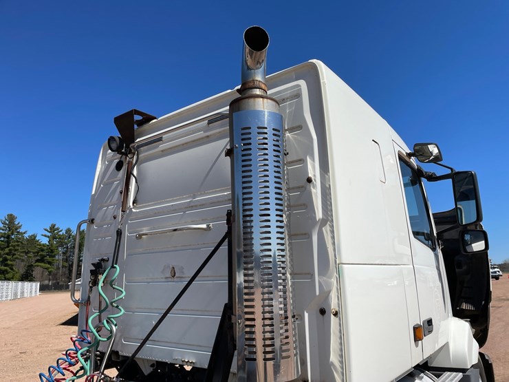 2005-volvo-10-image-20