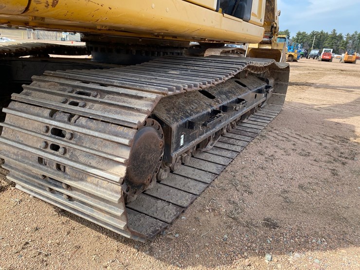 2018-caterpillar-320-image-33