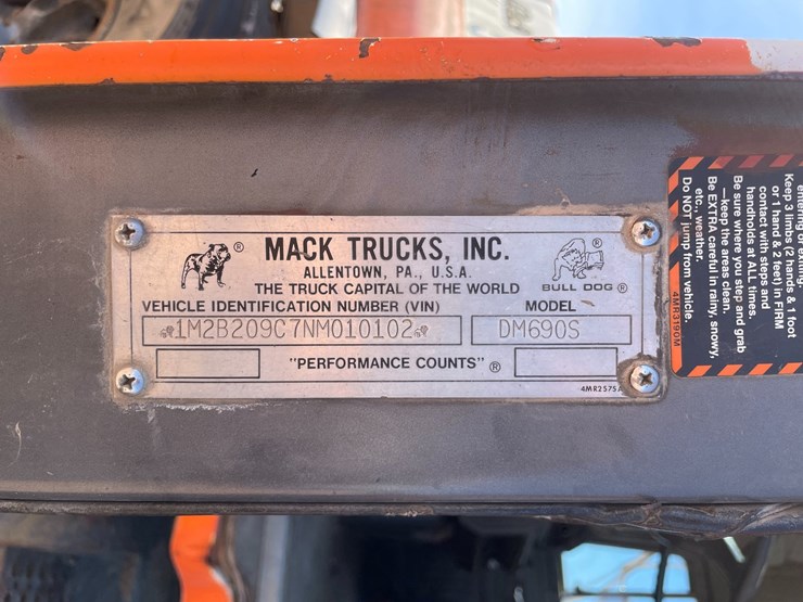 1992-mack-dm690s-image-39