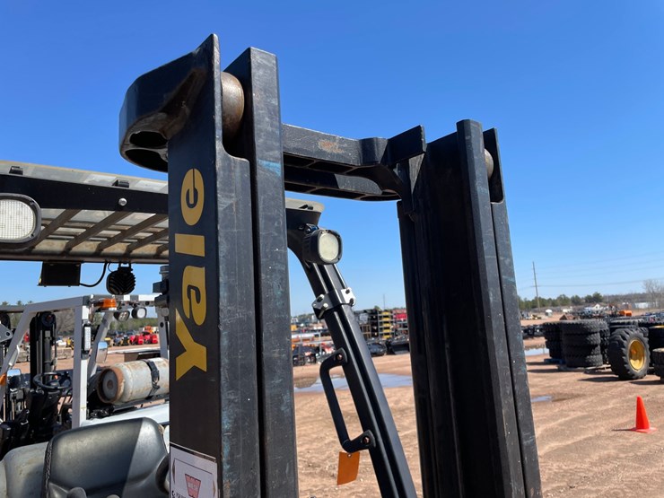 #1137-•-yale-4,000lb-lp-forklift-image-12