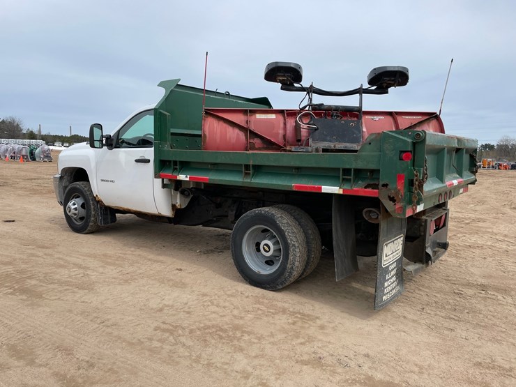 2011-chevrolet-3500-image-3