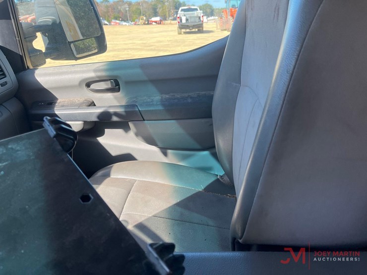 2013-nissan-nv3500hd-image-21