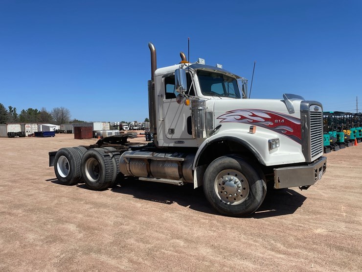 2007-freightliner-fld120-image-3