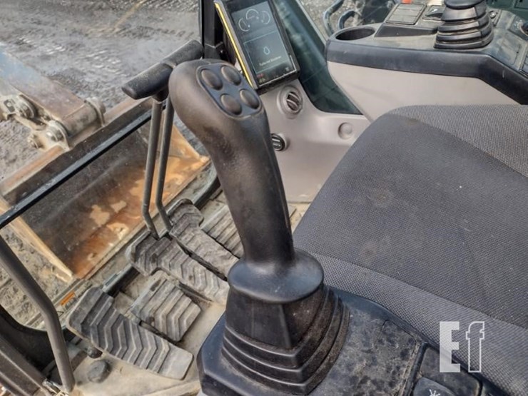 2020-volvo-ec220e-lr-image-10