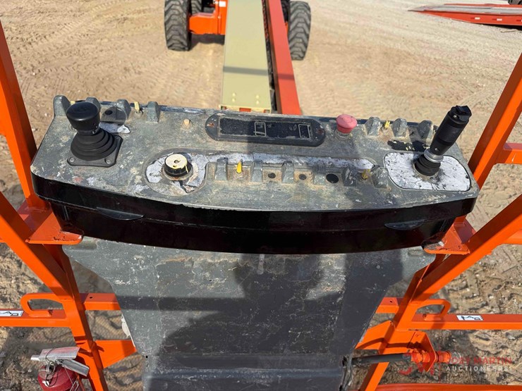 2013-jlg-800s-image-13