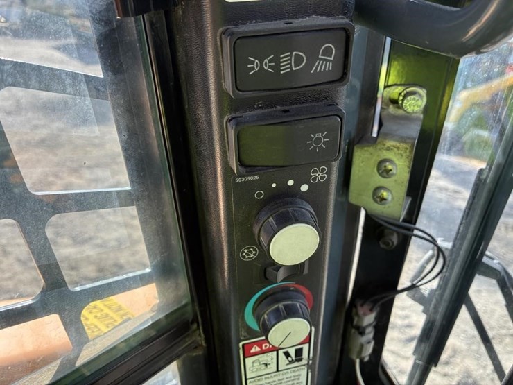 2011-mustang-2700v-image-19