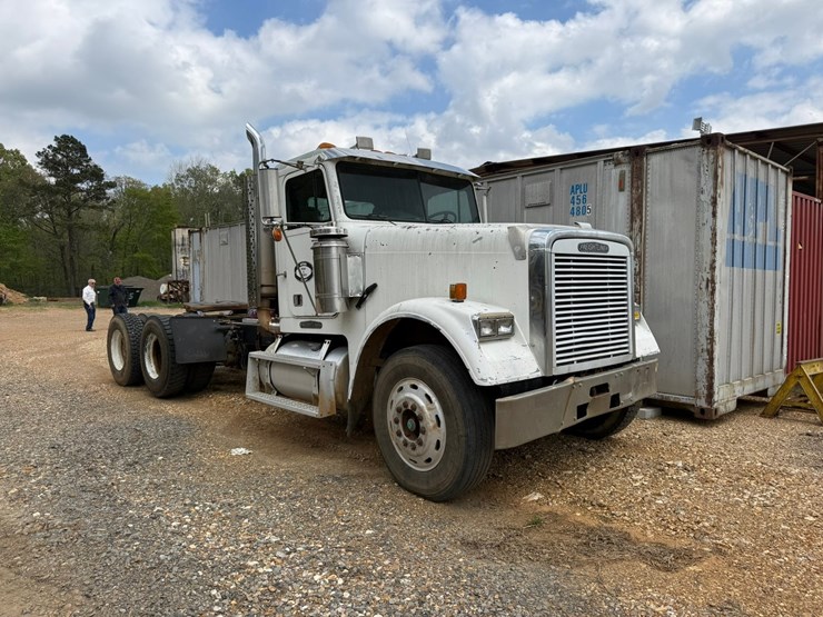 1998-freightliner-108sd-plus-image-2