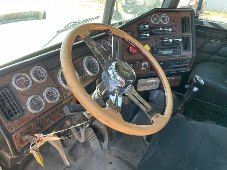 2007-freightliner-fld120-image-37