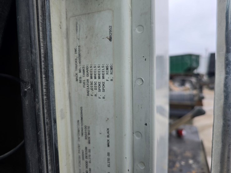 #22589-•-2006-mack-cv713-granite-roll-off-truck-image-40