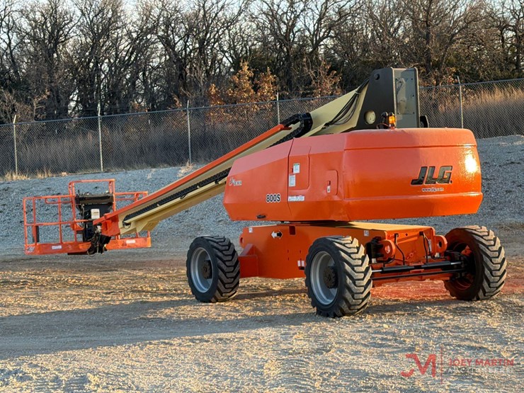 2015-jlg-800s-image-1