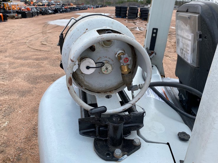 #1161-•-unicarriers-3,450-lbs-lp-forklift-image-24