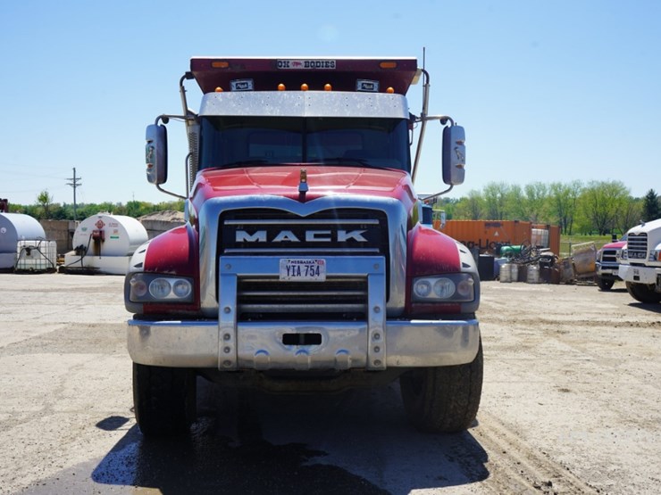 2018-mack-granite-gu713-image-2