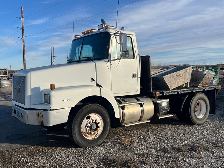 1995-volvo-truck-image-2