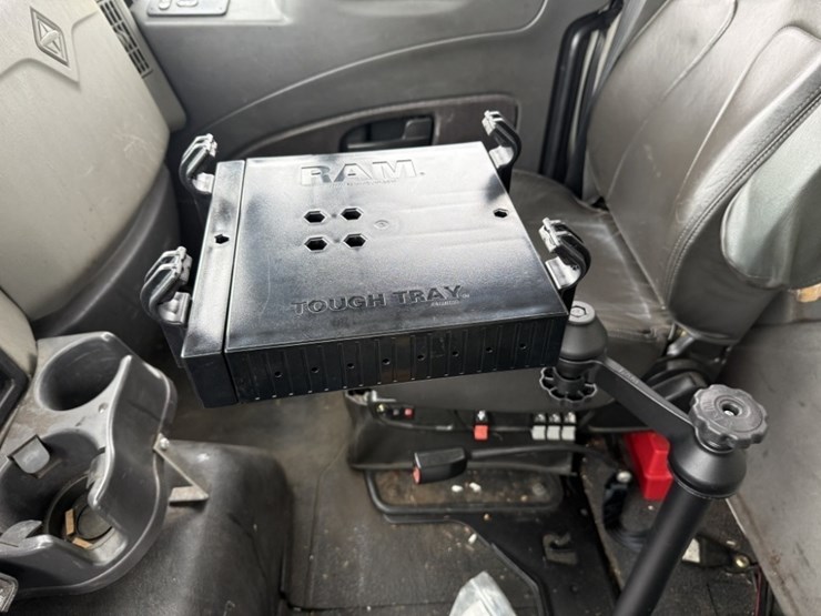 2013-international-7600-image-40