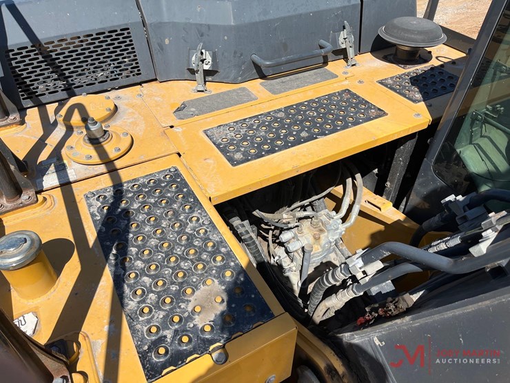 2019-john-deere-6-image-11