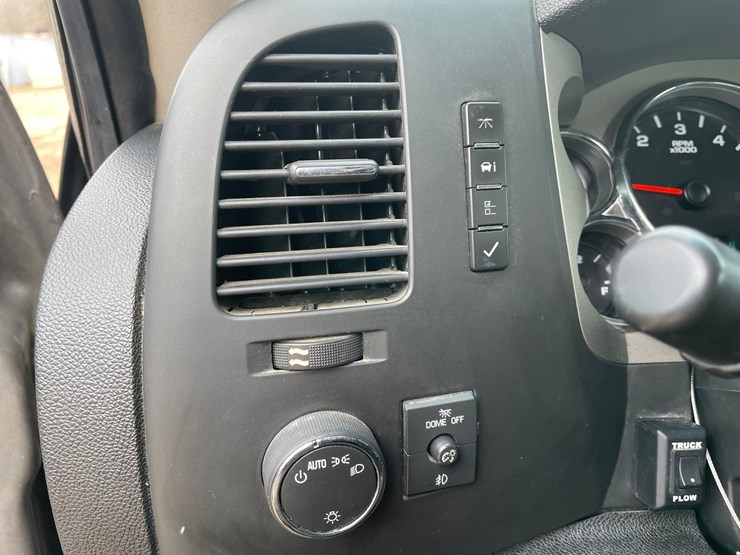 2013-chevrolet-silverado-2500hd-image-46