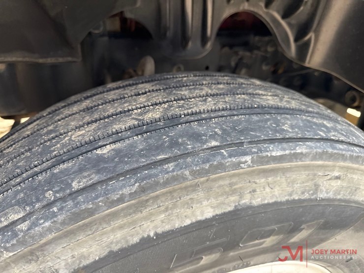 2015-freightliner-day-cab-truck-tractor-image-13