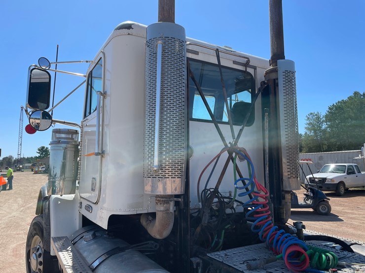 2007-freightliner-fld120-image-18