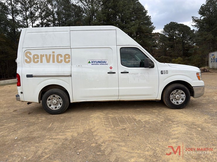 2013-nissan-nv3500hd-image-7