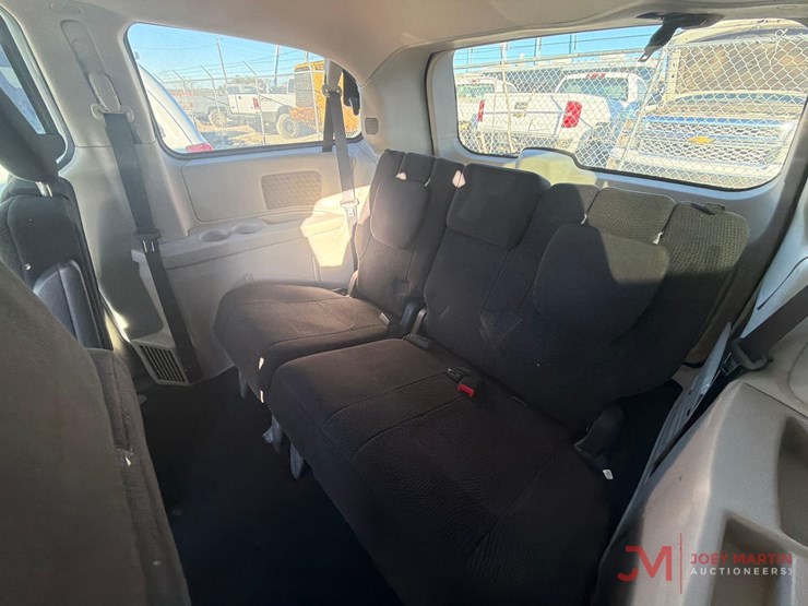 2014-dodge-grand-caravan-image-23