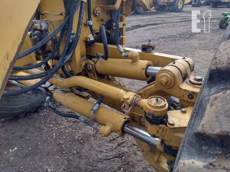 2010-caterpillar-120m-image-31