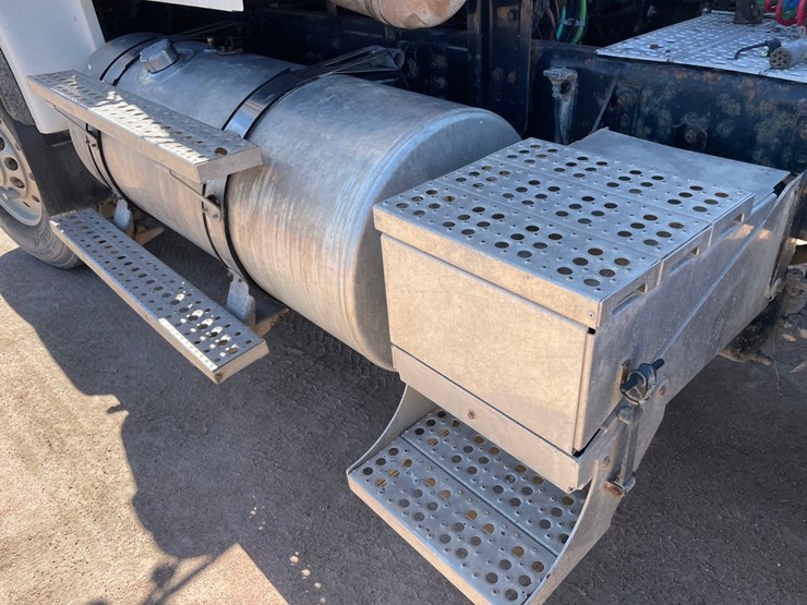 2007-freightliner-fld120-image-19