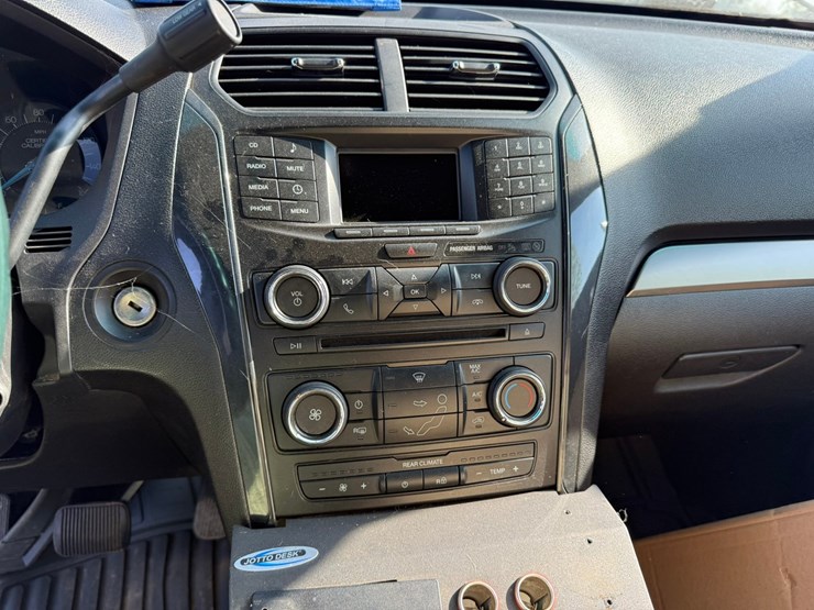2017-ford-explorer-image-37