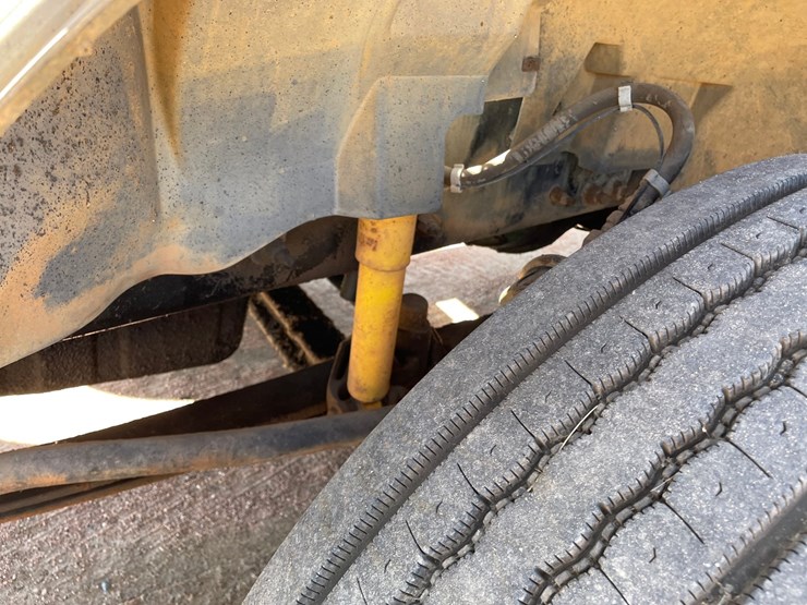 2005-volvo-10-image-12