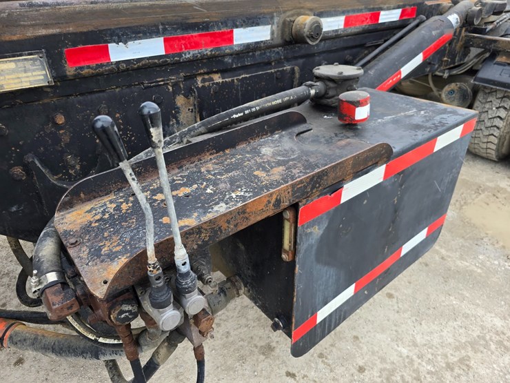 #22589-•-2006-mack-cv713-granite-roll-off-truck-image-67