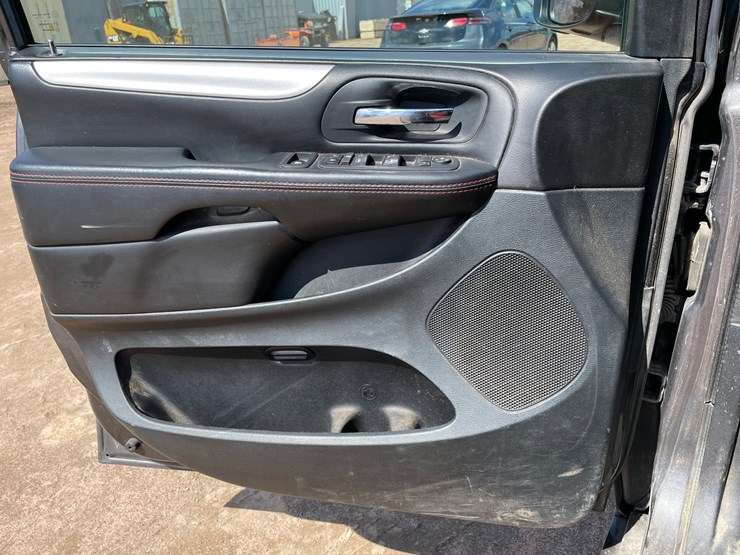 2017-dodge-grand-caravan-image-35