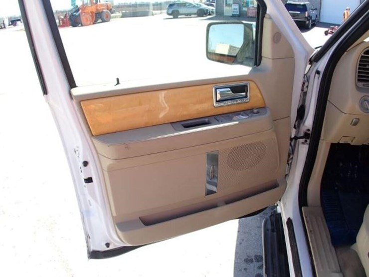 2009-lincoln-navigator-image-12