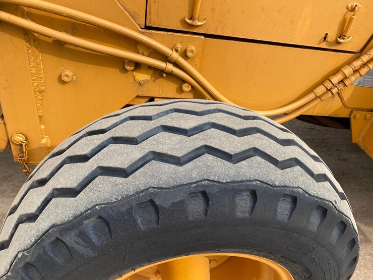 #1004-•-1982-allis-chalmers-714-series-b-industrial-plow-tractor-image-22