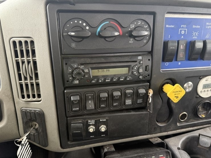 2013-international-7600-image-36