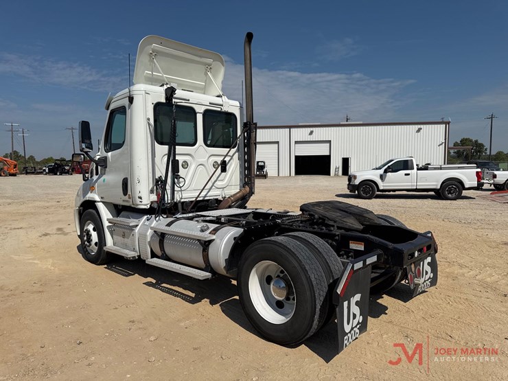 2012-freightliner-cascadia-day-cab-truck-tractor-image-3