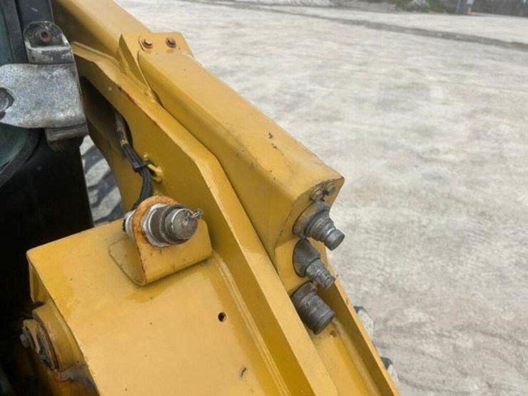 2014-caterpillar-262d-image-43