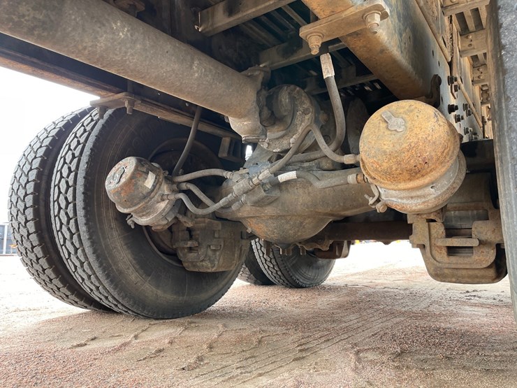 1990-mack-dm690s-image-18