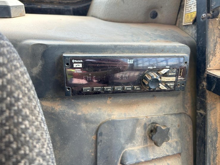 2017-caterpillar-259d-image-28