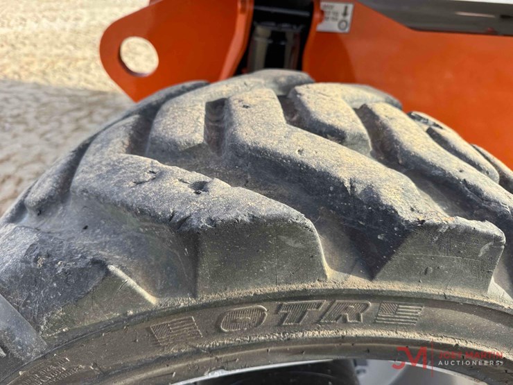 2013-jlg-800s-image-6