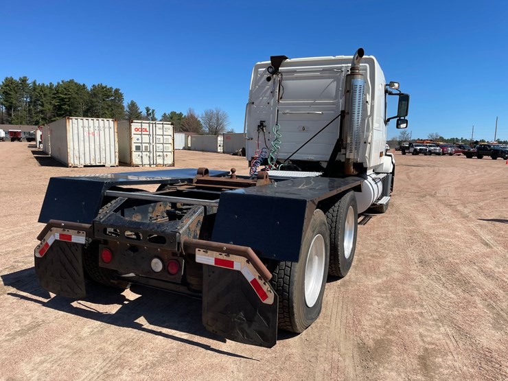 2005-volvo-10-image-7