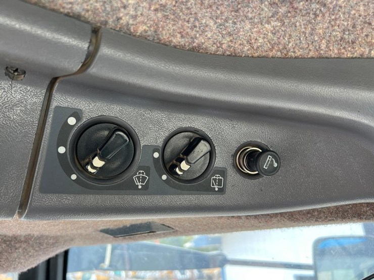 new-holland-8770-image-63